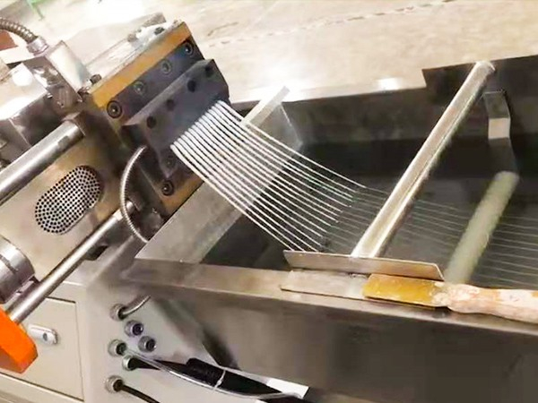 造粒機(jī)造粒出現(xiàn)黑點(diǎn)應(yīng)該怎么解決？科隆威爾為您解答