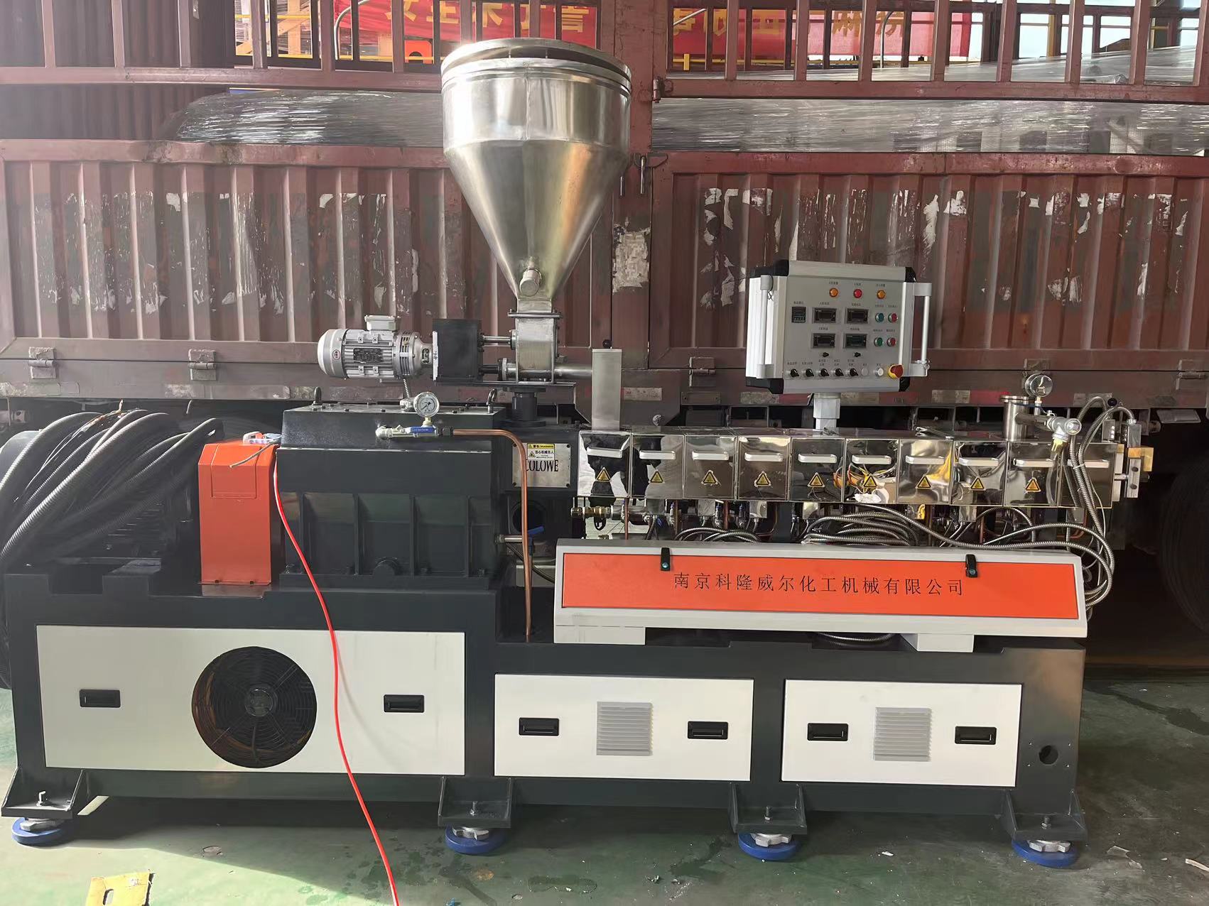 雙螺桿擠出機(jī)如何減少成本，增加產(chǎn)量，可以優(yōu)化喂料系統(tǒng)！